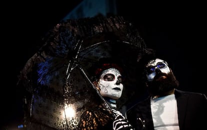 Una pareja vestida de Catrinas en el desfile en Ciudad de México.