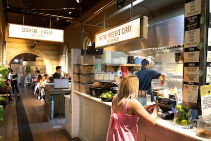 Interior de Mercato Metropolitano (o Mayfair), en Londres (Inglaterra).