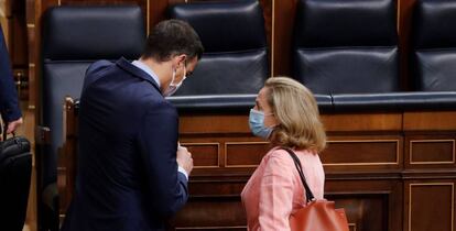 El presidente del Gobierno, Pedro Sánchez, conversa con la vicepresidenta económica, Nadia Calviño, este jueves en el Congreso de los Diputados.