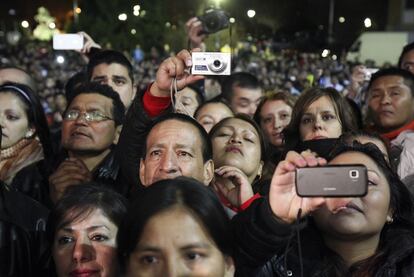 El concierto del presidente Rafael Correa ha sido documentado por cientos de teléfonos móviles desde el público.
