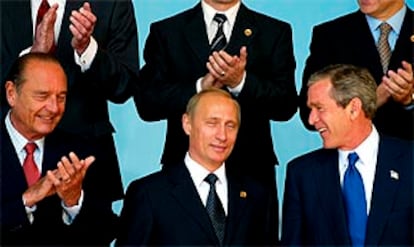 De izquierda a derecha, Jacques Chirac, Vladímir Putin y George W. Bush posan para la foto de familia de la cumbre OTAN-Rusia en Roma.