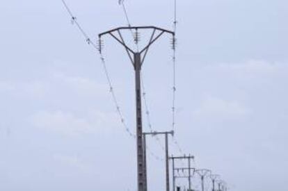 Vista de unas torres del tendido eléctrico. EFE/Archivo
