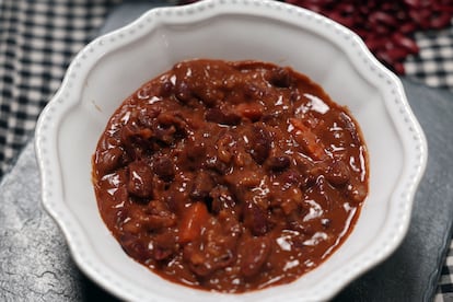 Guiso de alubias con verduras para Viena Capellanes, según receta de María Luisa Banzo.