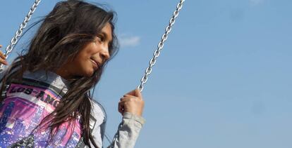 Adna Fafulic, de 12 años, en un columpio del nuevo parque del barrio de Varna, en la localidad bosnia de Kakanj.