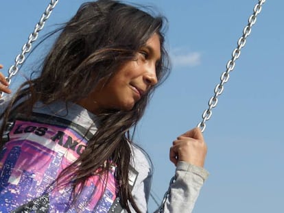 Adna Fafulic, de 12 años, en un columpio del nuevo parque del barrio de Varna, en la localidad bosnia de Kakanj.