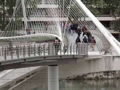 Imagen del punto de unión de la pasarela de Isozaki y la de Calatrava en Bilbao.