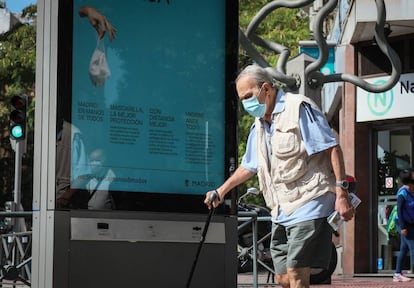 Un anciano camina por una calle del barrio de Vista Alegre, en el distrito de Carabanchel, una de las zonas madrileñas confinadas tras la segunda oleada de la covid.