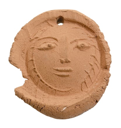 Pablo Picasso
Colgante con rostro femenino (edición única)
Vallauris, 7 de junio de 1950
Terracota
Colección privada, Paris.
© Sucesión Pablo Picasso, VEGAP, Madrid 2021