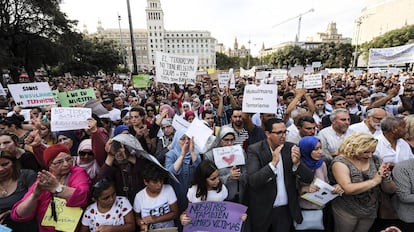 Concentración contra el terrorismo en Barcelona, convocada por la comunidad musulmana.