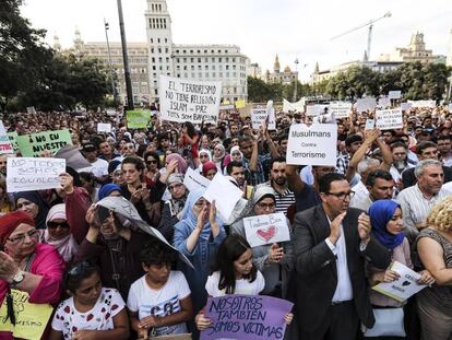 Concentración contra el terrorismo en Barcelona, convocada por la comunidad musulmana.