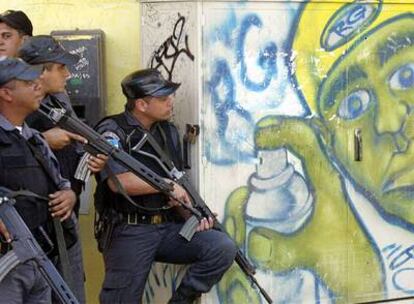 Policías brasileños montan guardia en la favela Rocinha de Río de Janeiro.