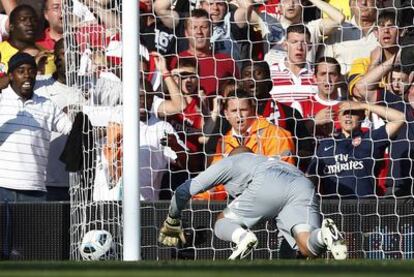 Reina mete el balón en su portería en la jugada del empate.