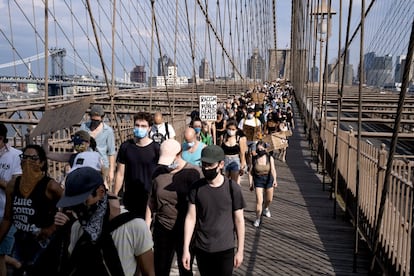 Cientos de personas cruzan el icónico puente de Brooklyn, en Nueva York, durante la nueva jornada de protestas tras la muerte de George Floyd.