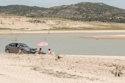 Picnic at the Entrepeñas reservoir in the Castilla–La Mancha region.