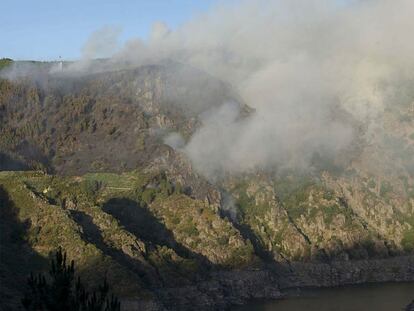 Un incendio que se desató a última hora de la tarde en el Cañón de Sil, en el municipio lucense de Sober