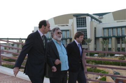 Francis Ford Coppola (en el centro) visita la Ciudad de la Luz en Valencia, en 2007.