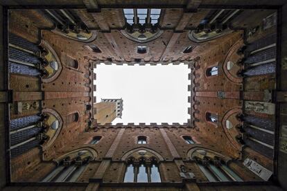 La torre de Mangia vista desde el interior del Ayuntamiento de Siena, Italia.