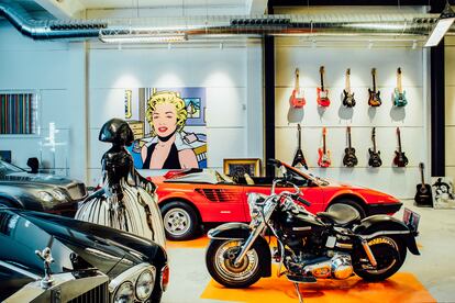 Un Ferrari idéntico al que Madonna utilizó para grabar el vídeo de 'Material Girl', junto a una Harley-Davidson que perteneció a la escolta de Juan Carlos I.