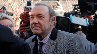 O ator Kevin Spacey chega a uma audiência em um dos processos por assédio sexual, em 2019, em Massachusetts.