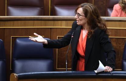 La ministra de Sanidad, Mónica García, interviene en la sesión de control al Ejecutivo este miércoles en el Congreso.