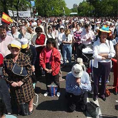 Un millón de personas según los convocantes han colapsado, además de la plaza de Colón, parte del paseo de Recoletos, Castellana y las calles de Génova y Serrano. Entre los asistentes, muchos inmigrantes.