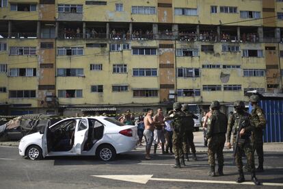 Moradores se reúnem na região de Guadalupe, no Rio de Janeiro, onde o músico Evaldo dos Santos Rosa foi morto pelo Exército. Ao menos dez soldados, que dizem ter confundido o carro de Santos Rosa com o de criminosos, estão detidos após dispararem mais de 80 tiros contra o veículo. Além de Evaldo, estavam no carro a mulher, o filho de 7 anos, e uma afilhada do casal, de 13 anos, e o sogro dele, Sérgio, de 59 anos.