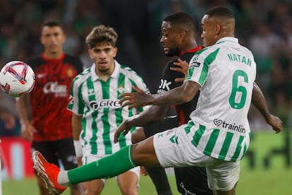 Larin controla el balón ante el acoso de Natan, central del Betis.