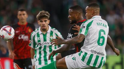 Larin controla el balón ante el acoso de Natan, central del Betis.