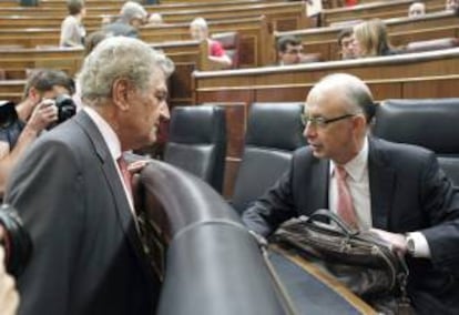 El presidente del Congreso, Jesús Posada(i), conversa con el ministro de Hacienda, Cristóbal Montoro, hoy en el hemiciclo de Congreso de los Diputados.