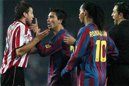 Deco se encara con Gurpegui tras la jugada que le costó la expulsión. Junto a ellos, Ronaldinho y el árbitro.
