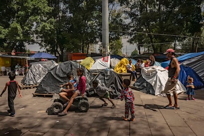 Niños juegan en el campamento de migrantes instalado en Plaza de la Soledad en Ciudad de México.