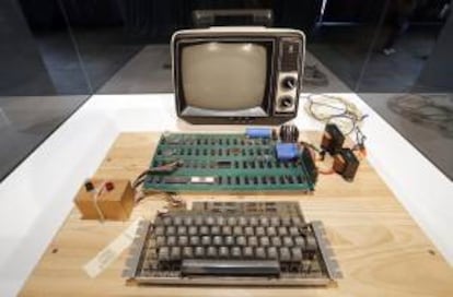 En la imagen, el primer computador original Apple, conocido como el Apple-1, que fue diseñado y construido a mano en 1976 por el cofundador de Apple Steve Wozniak es exhibido en el Museo de Historia de los Computadores hoy, lunes 24 de junio de 2013, en Montain View (EE.UU.). EFE/Archivo