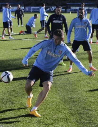 Simeone y G&aacute;mez observan a Siqueira durante un entrenamiento