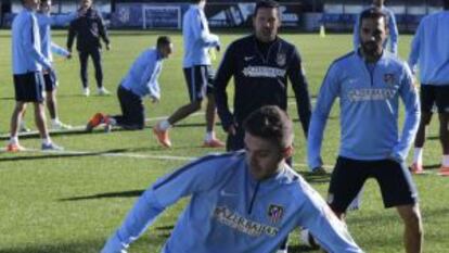 Simeone y G&aacute;mez observan a Siqueira durante un entrenamiento