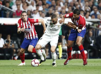 Benzema es presionado por Rodrigo y Filipe Luis