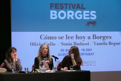 Olivia Gallo, Sonia Budassi y Gisela Paggi en la charla '"Cómo se lee hoy a Borges".