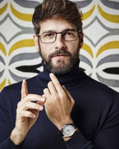 Félix viste jersey de mango, gafas de Alain Afflelou y reloj Geneve