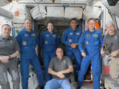 Los astronautas Anton Shkaplerov, Tom Marshburn, Kayla Barron, Raja Chari, Matthias Maurer, Mark Vande Hei y, sentado, Pyotr Dubrov, el pasado 11 de noviembre.