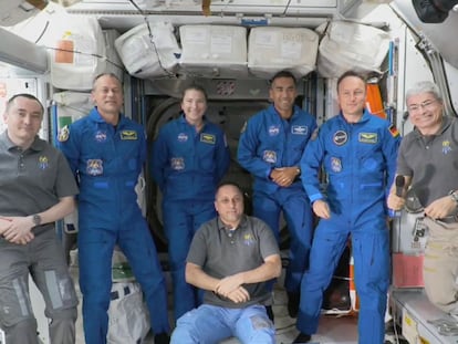 Os astronautas Anton Shkaplerov, Tom Marshburn, Kayla Barron, Raja Chari, Matthias Maurer, Mark Vande Hei e, sentado, Pyotr Dubrov, em 11 de novembro.