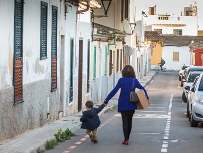 Vecinos del barrio de Son Espanyolet caminando por sus calles, el pasado 12 de enero.