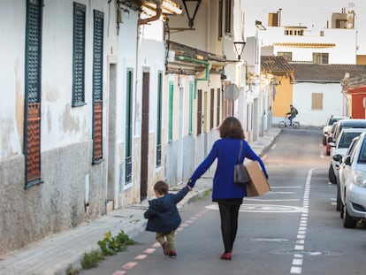 Vecinos del barrio de Son Espanyolet caminando por sus calles, el pasado 12 de enero.