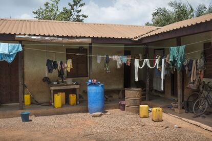 Casa del barrio de Ola en la ciudad de Kenyasi. Por todas partes se distinguen bidones para almacenar agua.