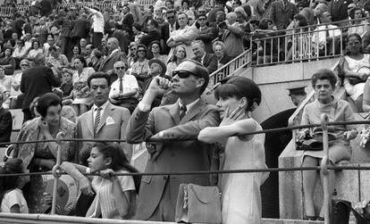 Málaga, 15 de marzo de 1964. El actor Mel Ferrero y su esposa, la también actriz Audrey Hepburn (de pie en el centro), asisten a una corrida de toros.