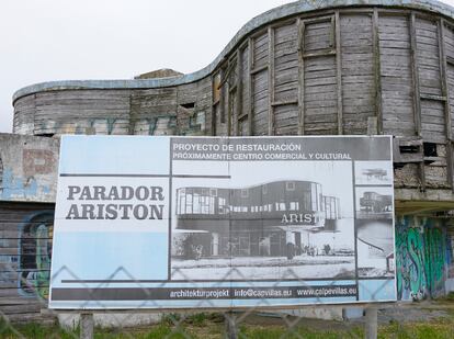 Abandonado desde 1993, el Parador Ariston vive una muerte lenta de la que solo parecen separarlo los esfuerzos individuales de unos pocos enamorados de este edificio. Esfuerzos que, al menos, consiguieron que fuese declarado Monumento Nacional en 2019. 