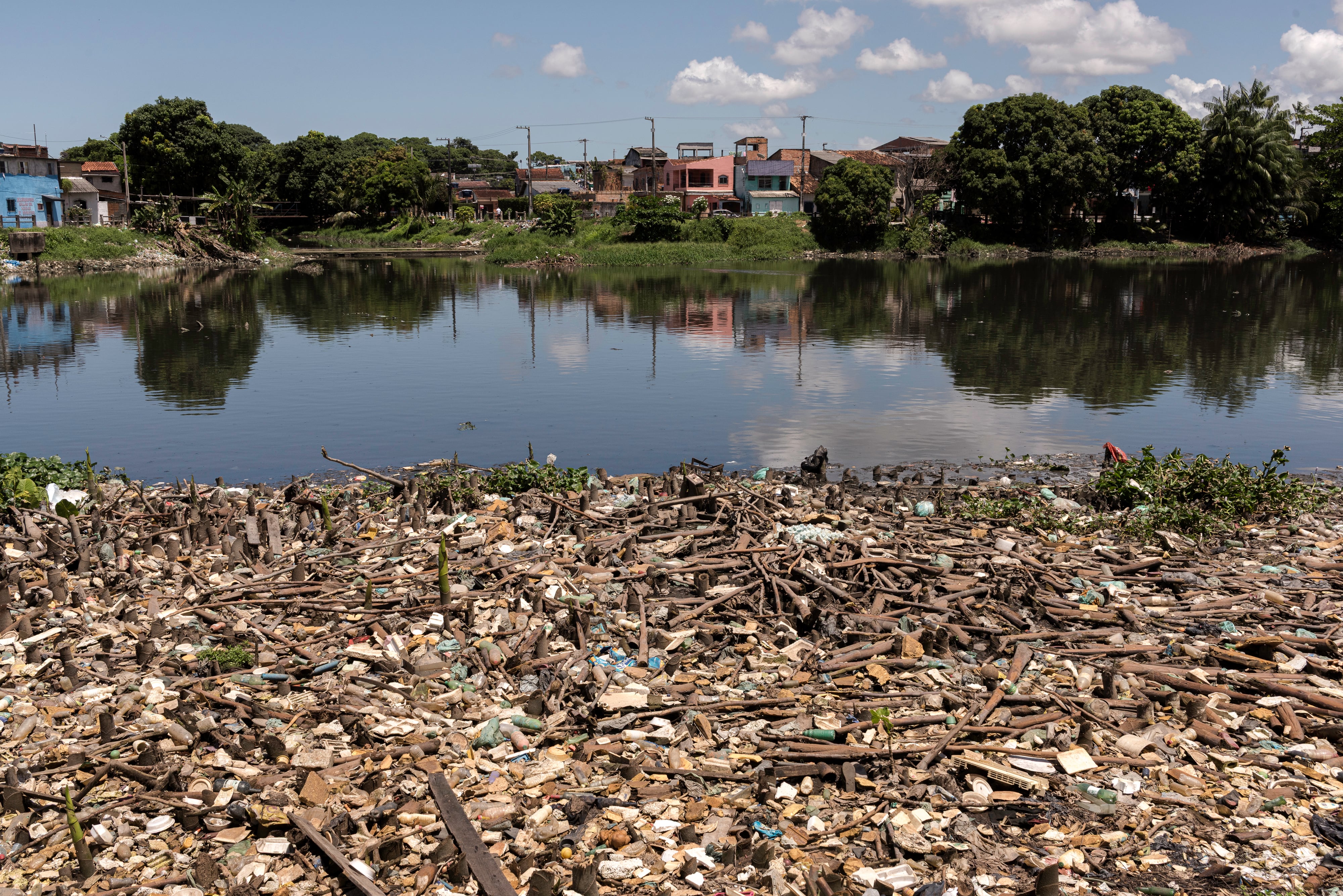 Basura doméstica acumulada en uno de los arroyos de Belém, sede de la COP30 y una ciudad con una precaria recogida municipal de residuos.