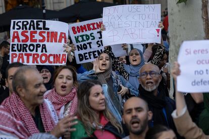 Manifestación de apoyo al pueblo palestino y contra los bombardeos en la franja de Gaza por parte del ejército de Israel en el paseo de Gracia, Barcelona, el 21 de octubre.