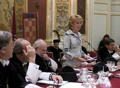 La presidenta de Madrid, Esperanza Aguirre, durante la inauguración del curso 2008-2009. Con ella, los rectores madrileños: Daniel Peña (Carlos III), Ángel Gabilondo (Autónoma), Carlos Berzosa (Complutense), Javier Uceda (Politécnica) y Pedro González-Trevijano (Rey Juan Carlos).