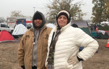 David Cuen y Jessany Cartwright, en el campamento improvisado del Walmart en Chico, California.