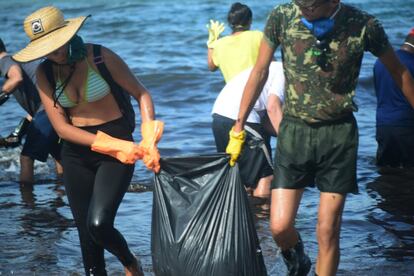 O Exército era um dos órgãos públicos que estavam presentes nesta terça-feira. Soldados se misturavam a voluntários civis para retirar o óleo que ainda estava impregnado nas areias e rochas da praia de Itapuama.