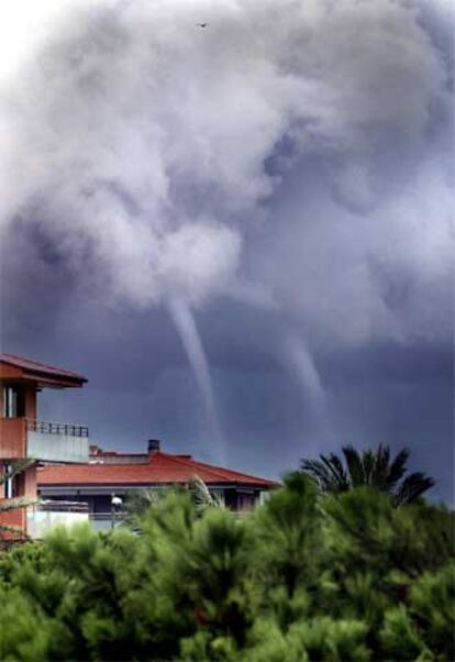 Imagen de dos pequeños tornados en la zona de Gava Mar.